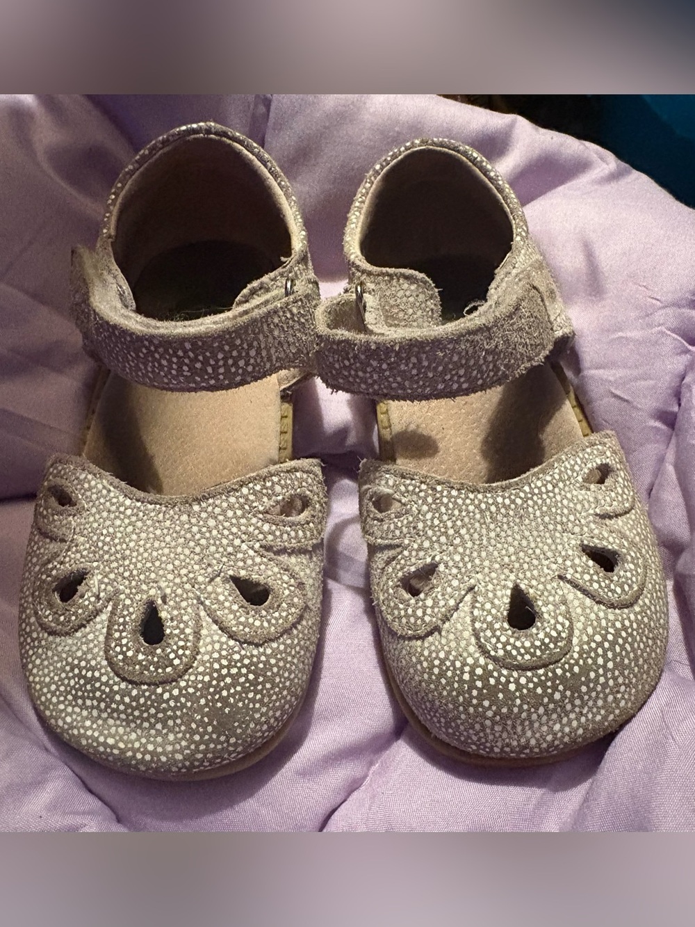 Livie & Luca girls size 9c PLAY condition petal shoes